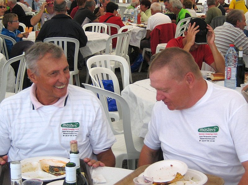 2011-08-26 23 03 Rando Plouay Tous a table.JPG